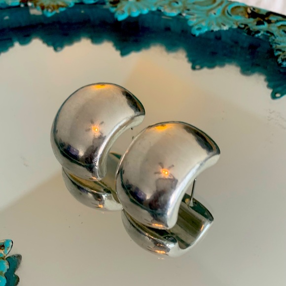 Large .925 Sterling Silver Earring - Picture 1 of 6